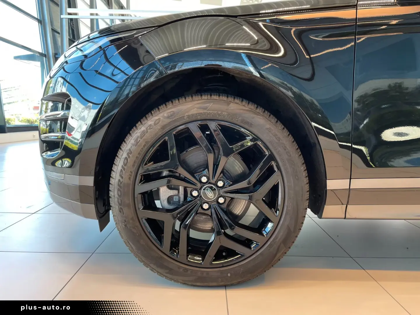 Land Rover R-Dynamic SE  Pano Winter 20  Black Keyless ACC