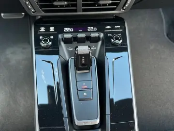 PORSCHE 992.2 Carrera Sportpaket Schiebedach ACC 18-Wege