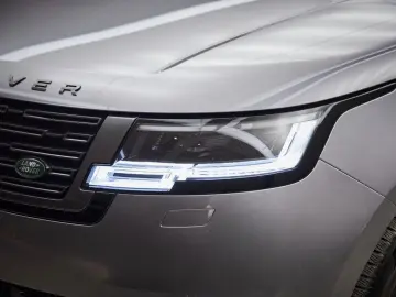 LAND ROVER Range Rover P550e Autobiography