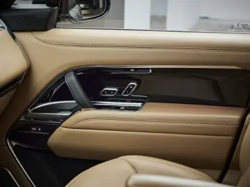 LAND ROVER Range Rover P550e Autobiography