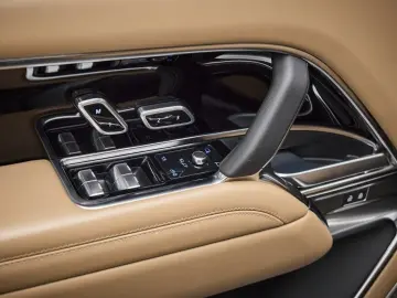 LAND ROVER Range Rover P550e Autobiography