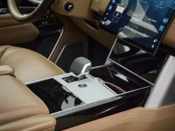 LAND ROVER Range Rover P550e Autobiography