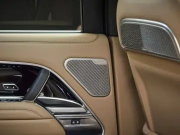 LAND ROVER Range Rover P550e Autobiography