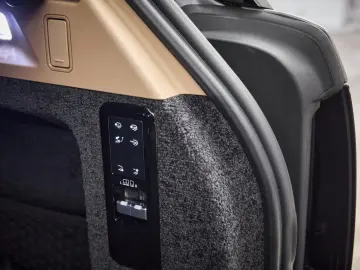 LAND ROVER Range Rover P550e Autobiography