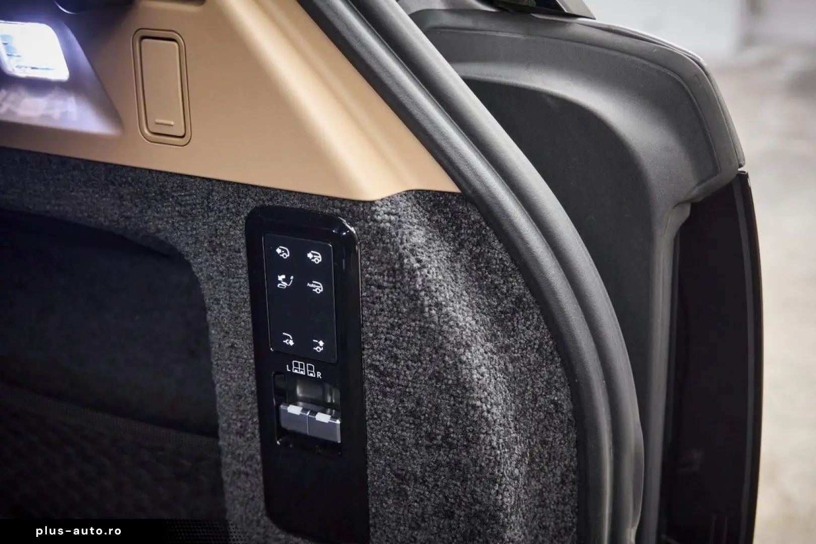 LAND ROVER Range Rover P550e Autobiography