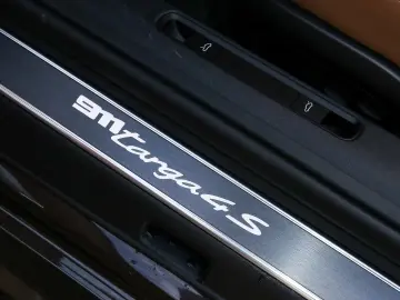 Porsche 992 911 Targa 4S Burmester Lift