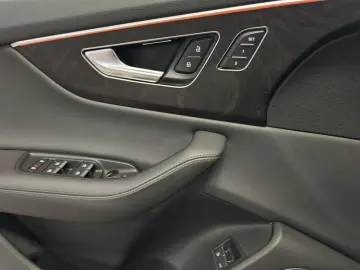 AUDI Q8 55 TFSIe quattro tiptronic