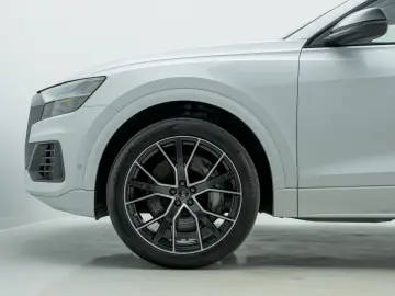 AUDI Q8 55 TFSI e S-TRO QUA MATRIX HUD B&O LUFT AHK