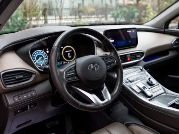 Hyundai Santfe Plug-in Hybrid Luxury