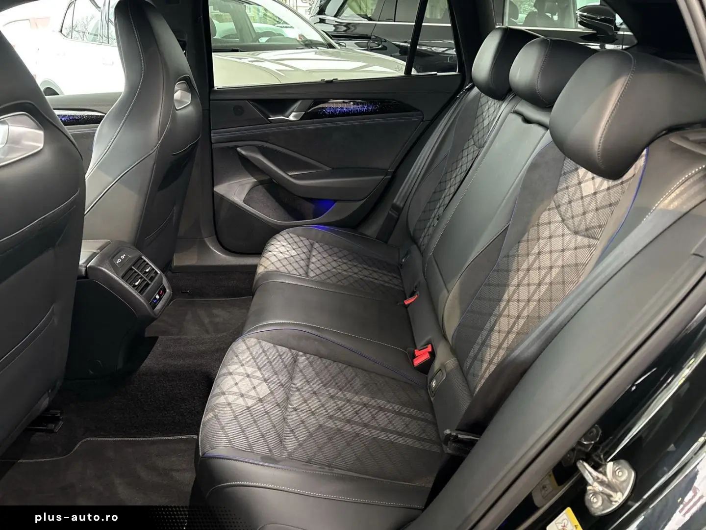 VW Passat Variant 2.0 TDI DSG R-line ACC MATRIX-LED