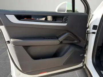 Porsche Cayenne E-Hybrid   InnoDrive   BOSE