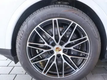 Porsche Cayenne E-Hybrid  Panorama