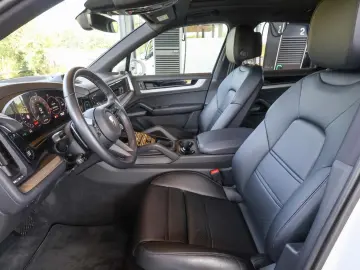 Porsche Cayenne E-Hybrid  Panorama