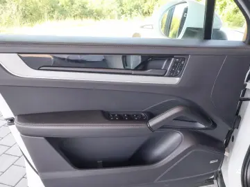 Porsche Cayenne E-Hybrid  Panorama