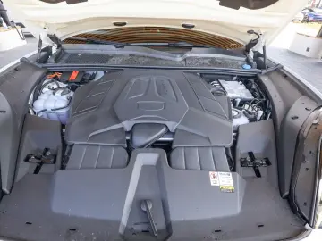 Porsche Cayenne E-Hybrid  Panorama