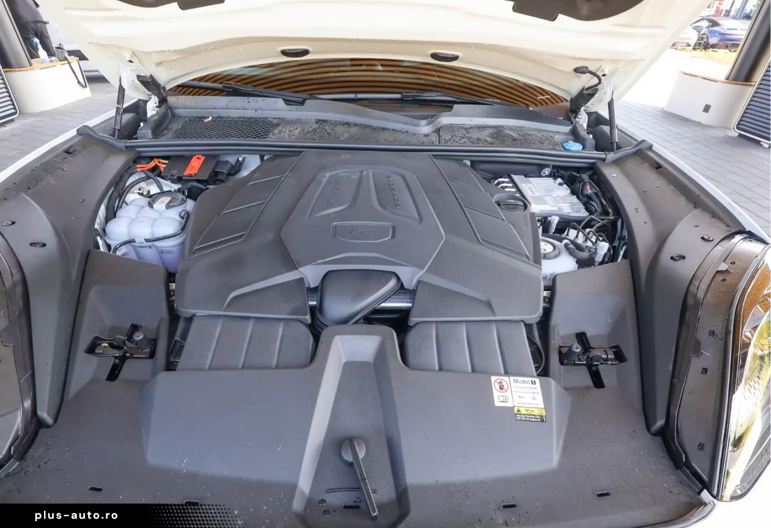 Porsche Cayenne E-Hybrid  Panorama