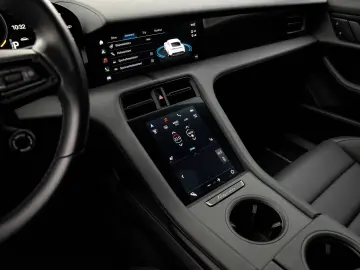 PORSCHE Taycan Sport Chrono Paket Performancebatterie