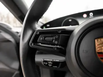 PORSCHE Taycan Sport Chrono Paket Performancebatterie