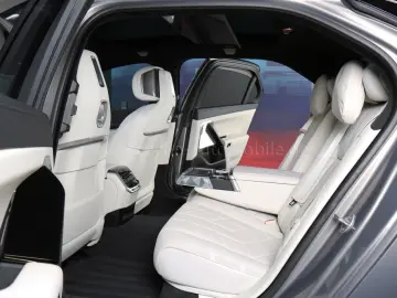 BMW M760 e ExecSeating.M-PerfPaket.TV.AutTürTwo Tone