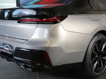 BMW M760 e ExecSeating.M-PerfPaket.TV.AutTürTwo Tone