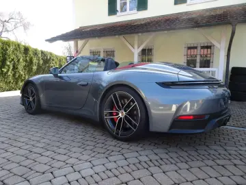 PORSCHE 992.2 Carrera 4 GTS T-Hybrid Cabrio 6.000 km !