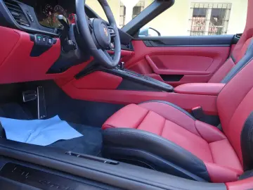 PORSCHE 992.2 Carrera 4 GTS T-Hybrid Cabrio 6.000 km !