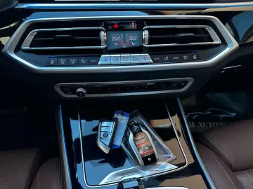 BMW X5 xDr45e M Sport PANO-SKY B&W 3xTV Sitzkl 360