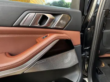 BMW X5 xDr45e M Sport PANO-SKY B&W 3xTV Sitzkl 360