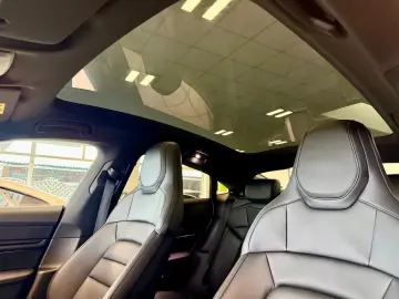 PORSCHE Taycan Panorama Keyless 75 JahrePaket APPROVED