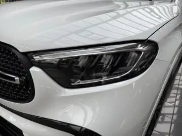 MERCEDES-BENZ GLC 300 e 4M AMG NIGHT PANO HUD AHK MBUX