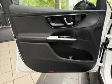 MERCEDES-BENZ GLC 300 e 4M AMG NIGHT PANO HUD AHK MBUX