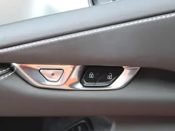 CORVETTE C8 Stingray Cabrio 3LT Z51 6 2l V8   Front Lift