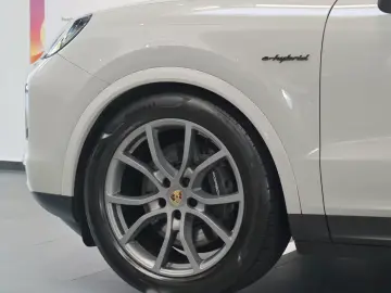 Porsche Cayenne E-Hybrid AHK PANO LUFT Bose