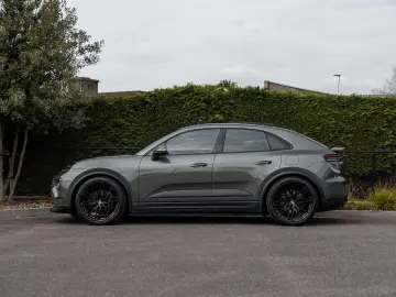PORSCHE Macan 4 EV 100KW 22 RS AIR MATRIX PANO ENTRY 18W