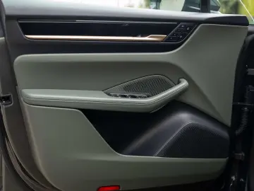 PORSCHE Macan 4 EV 100KW 22 RS AIR MATRIX PANO ENTRY 18W