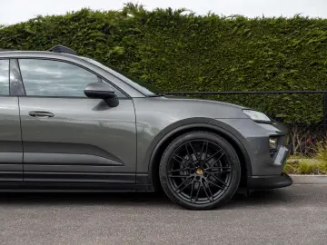 PORSCHE Macan 4 EV 100KW 22 RS AIR MATRIX PANO ENTRY 18W