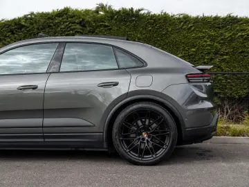 PORSCHE Macan 4 EV 100KW 22 RS AIR MATRIX PANO ENTRY 18W