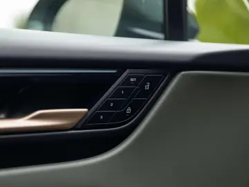 PORSCHE Macan 4 EV 100KW 22 RS AIR MATRIX PANO ENTRY 18W