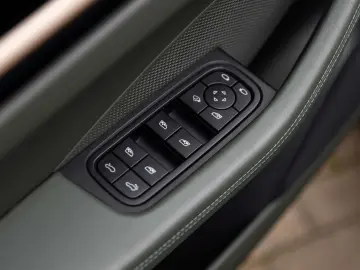 PORSCHE Macan 4 EV 100KW 22 RS AIR MATRIX PANO ENTRY 18W