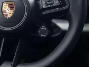 PORSCHE Macan 4 EV 100KW 22 RS AIR MATRIX PANO ENTRY 18W