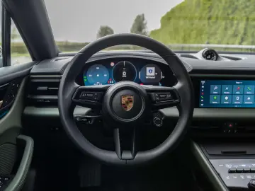 PORSCHE Macan 4 EV 100KW 22 RS AIR MATRIX PANO ENTRY 18W