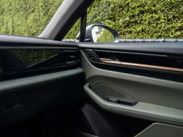 PORSCHE Macan 4 EV 100KW 22 RS AIR MATRIX PANO ENTRY 18W