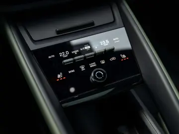 PORSCHE Macan 4 EV 100KW 22 RS AIR MATRIX PANO ENTRY 18W