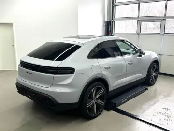 PORSCHE Macan 4 HeadUp 2xDisplay Pano ACC 22  Carbon