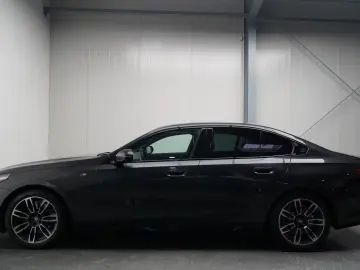 BMW 520d xDrive M Sport ICONIC KEY 360 HUD H&K MEMO