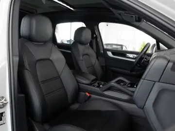 Porsche Cayenne E-Hybrid Pano Luft Beifahrerdisplay