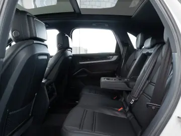 Porsche Cayenne E-Hybrid Pano Luft Beifahrerdisplay