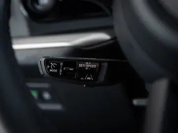 Porsche Cayenne E-Hybrid Pano Luft Beifahrerdisplay