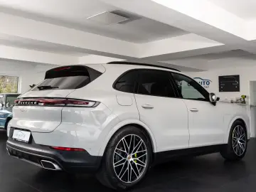 Porsche Cayenne E-Hybrid Pano Luft Beifahrerdisplay