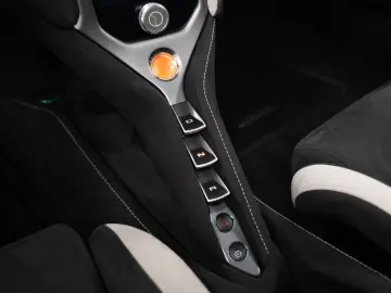 MCLAREN 750S   CF Racing Seats   360  Park Assist   Lift